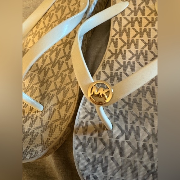 Pre Loved- LIKE NEW  Michael Kors logo flip-flops women’s size 10 Cream White - Picture 6 of 9